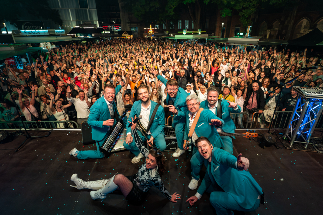 Play High Band auf der Bühne vor Publikum