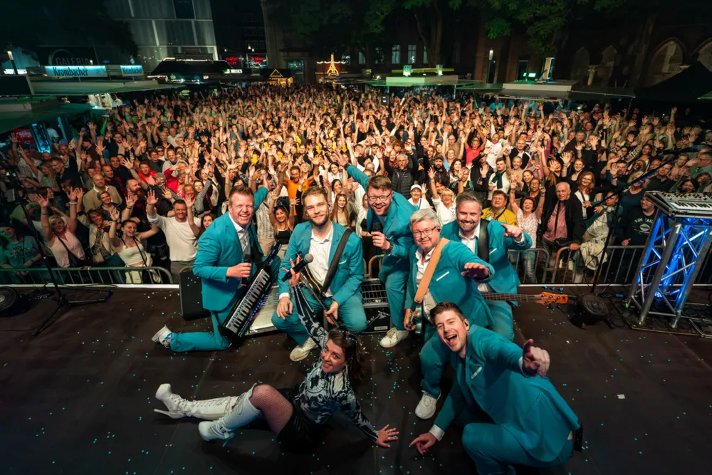 Play High Band auf der Bühne vor Publikum